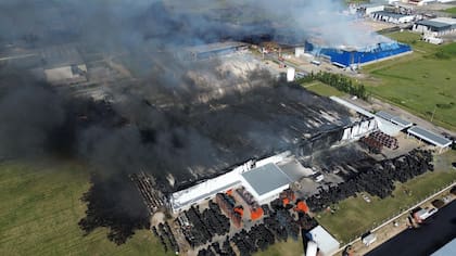 Una impactante explosión en un parque industrial en Ezeiza provocó un incendio que afectó varias plantas