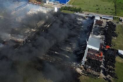 Una impactante explosión en un parque industrial en Ezeiza provocó un incendio que afectó varias plantas
Ocurrió durante la noche del viernes en el Polígono Spegazzini, a metros de la Autopista Cañuelas-Ezeiza; más de 20 dotaciones de bomberos trabajan para contener las llamas