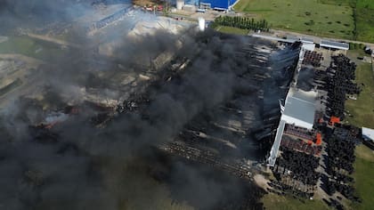 Una impactante explosión en un parque industrial en Ezeiza provocó un incendio que afectó varias plantas
Ocurrió durante la noche del viernes en el Polígono Spegazzini, a metros de la Autopista Cañuelas-Ezeiza; más de 20 dotaciones de bomberos trabajan para contener las llamas