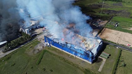 Una impactante explosión en un parque industrial en Ezeiza provocó un incendio que afectó varias plantas
