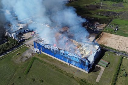 Una impactante explosión en un parque industrial en Ezeiza provocó un incendio que afectó varias plantas