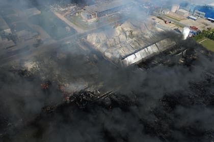 Una impactante explosión en un parque industrial en Ezeiza provocó un incendio que afectó varias plantas
Ocurrió durante la noche del viernes en el Polígono Spegazzini, a metros de la Autopista Cañuelas-Ezeiza; más de 20 dotaciones de bomberos trabajan para contener las llamas