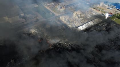 Una impactante explosión en un parque industrial en Ezeiza provocó un incendio que afectó varias plantas
Ocurrió durante la noche del viernes en el Polígono Spegazzini, a metros de la Autopista Cañuelas-Ezeiza; más de 20 dotaciones de bomberos trabajan para contener las llamas