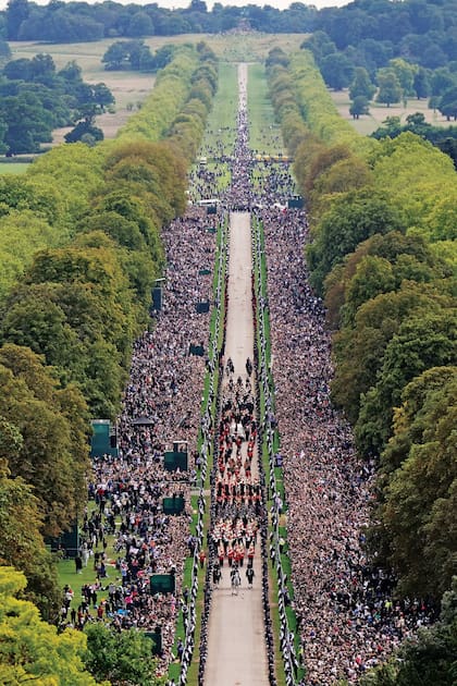 Una impresionante vista aérea del Long Walk en Windsor, donde una multitud acompaña la procesión fúnebre.