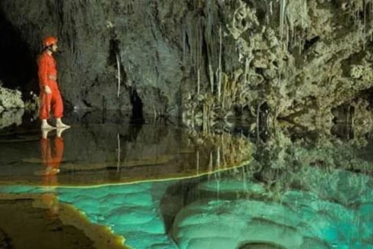 Una increíble pileta subterránea fue encontrada en una cueva, a 200 metros de profundidad, y el misterio continúa dos años más tarde