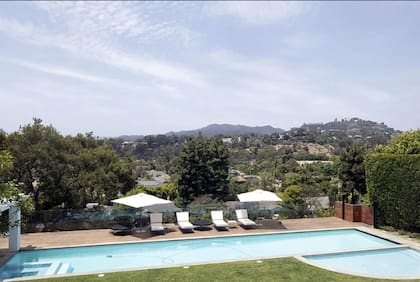 Una increíble vista de la pileta y el verde que rodea la residencia James. Crédito: Backgrid