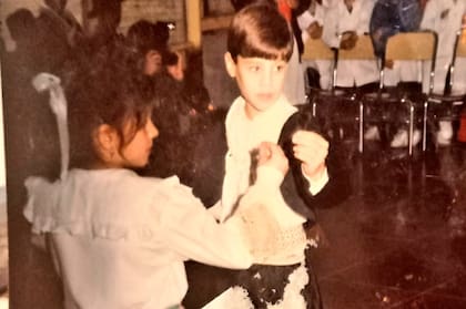 ...Una infancia con una atmósfera de otros tiempos, hoy lejanos, pero que a través de sus viajes y búsquedas, intenta, de alguna manera, recuperar.
