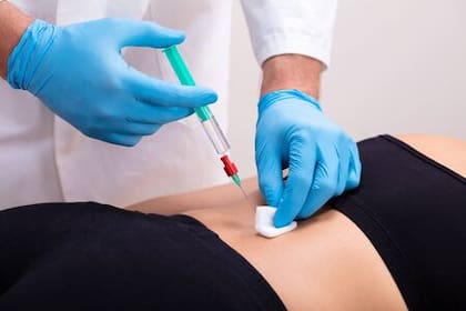 Una infiltración en la columna es un procedimiento médico que se utiliza para tratar el dolor lumbar causado por algunos trastornos