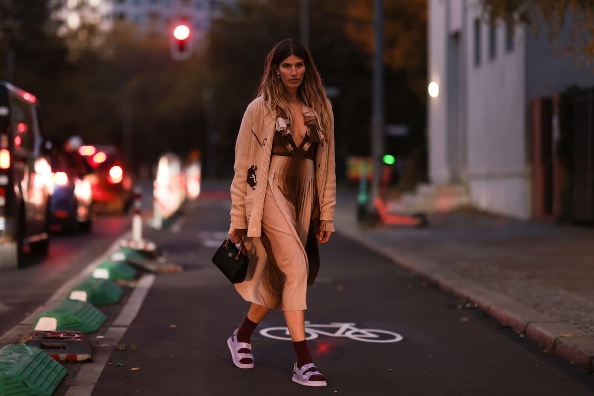 Una influencer alemana con sandalias Gucci y medias