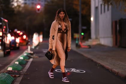 Una influencer alemana con sandalias Gucci y medias
