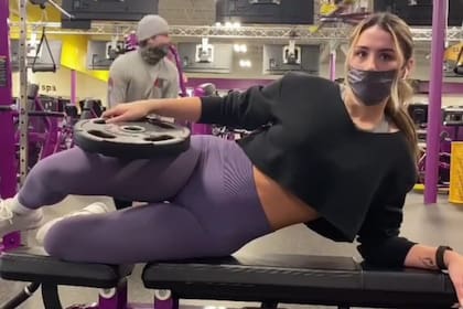 Una influencer del fitness filmó el incómodo momento que vivió mientras entrenaba en el gimnasio