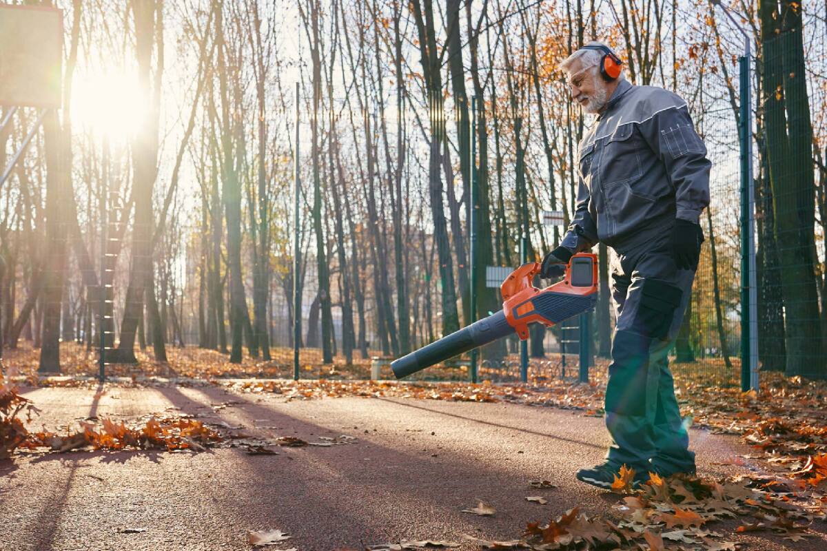 Una iniciativa podría prohibir las leyes que sancionan el uso de sopladores de gasolina, en Florida