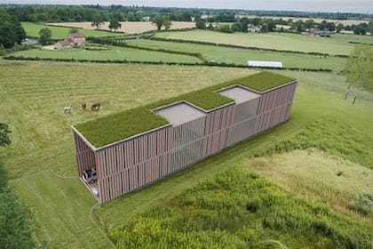 Una inmobiliaria británica vende la casa que el arquitecto David Sheppard diseñó para su familia, con una estructura similar a la de un container o un hangar
