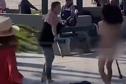 Una insólita pelea en Los Ángeles tuvo como protagonista a una mujer desnuda con un palo con clavos