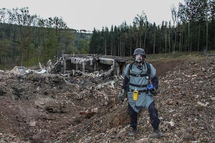Una inspección de daños luego de una explosión en un depósito de municiones cerca de Vrbetice en 2014