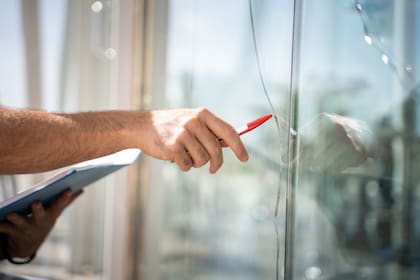 Una inspección de la vivienda puede revelar problemas ocultos que podrían ser costosos de reparar