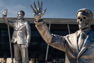En Florida: polémica por una estatua del gobernador Ron DeSantis que se derrite y se convierte en esqueleto