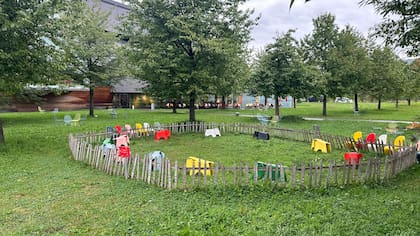 Una instalación con los famosos Eames Elephants de Vitra.