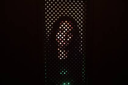 Una instalación de arte experimental con un Jesús de inteligencia artificial titulada "Deus in Machina", montada en un confesionario en la Capilla de San Pedro, en Lucerna, Suiza, el 25 agosto de 2024. (Urs Flueeler/Keystone vía AP)