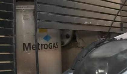 Una instalación de Metrogas impactada por la Renault Scenic