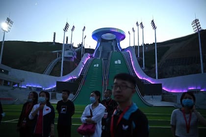 Una instalación de salto de esquí olímpico en Zhangjiakou, China