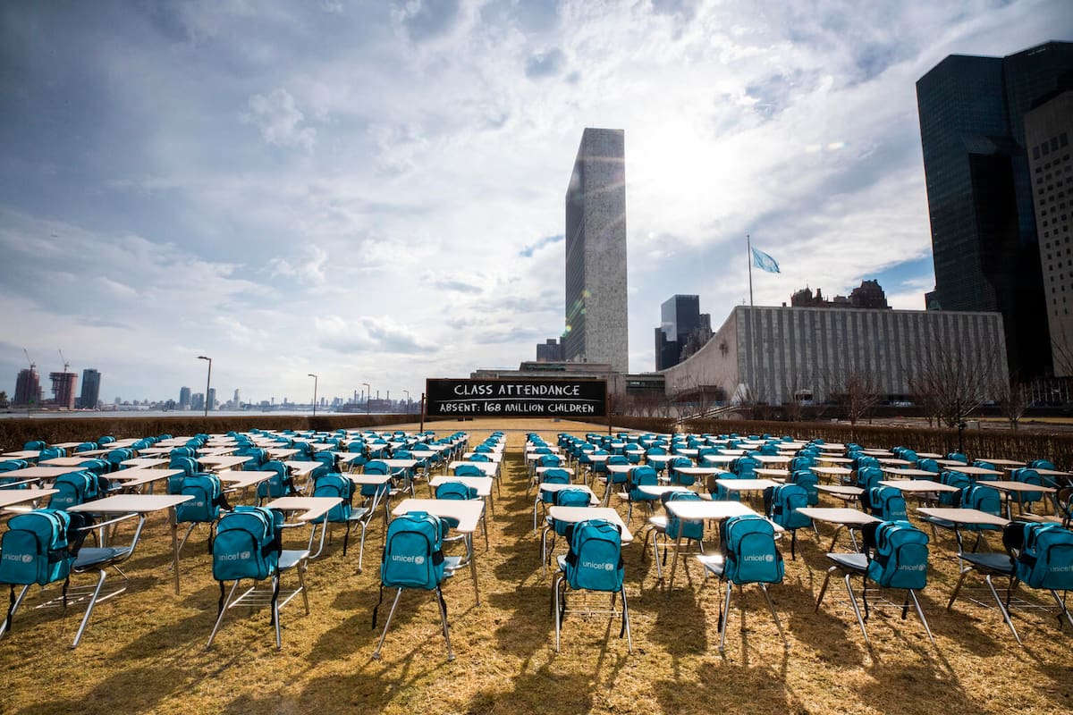 Una instalación de Unicef afuera del edificio de la ONU de Nueva York, en la que cada asiento representa a un millón de niños que viven en países donde las escuelas han estado cerradas por completo casi un año