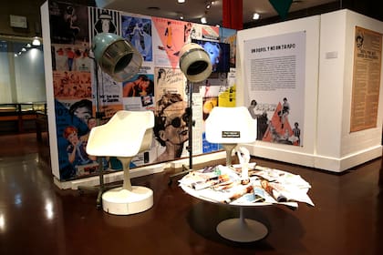 Una instalación, entre el pasado y el presente, señala estereotipos femeninos