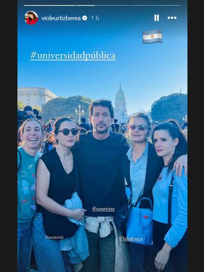 Una instantánea de Violeta Urtizberea junto a Dolores Fonzi y Santiago Mitre en la marcha del 24 de abril con el Congreso de fondo