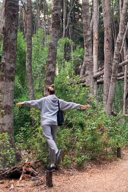 Una instantánea que Bernardita compartió en sus redes sociales. En la imagen, vemos a la hermana menor de Dolores Barreiro en un bosque de coihues.