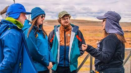 Una integrante de la reserva (der) recibe a un grupo de visitantes. La recomendación es observar en silencio y sin prisa. "El que viene a la Patagonia y anda apurado pierde su tiempo, así de simple"