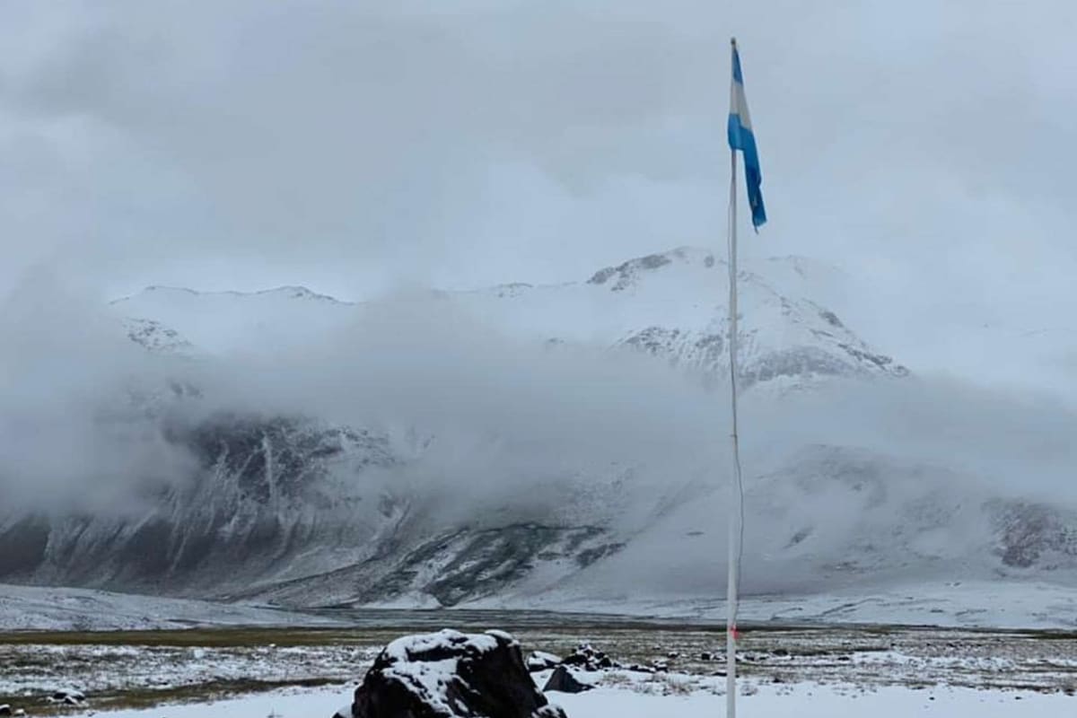 Una intensa nevada cayó en Malargüe, al sur de la provincia de Mendoza, y cubrió de blanco todos los paisajes del la zona cordillerana