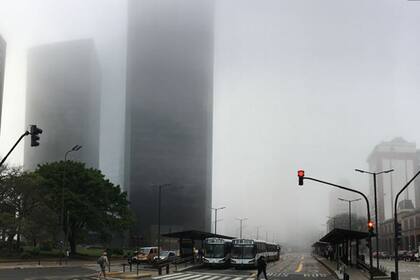 Una intensa niebla cubre la ciudad de Buenos Aires, se anuncian lluvias y tiempo inestable
