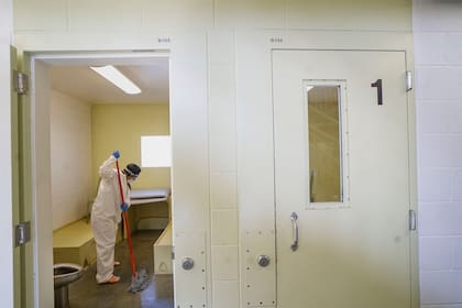 Una interna del centro de detención para mujeres Las Colinas, en Santee, California, desinfecta una celda; miles de reclusos trabajan a diario en este tipo de tareas para evitar la propagación del coronavirus en las cárceles de Estados Unidos