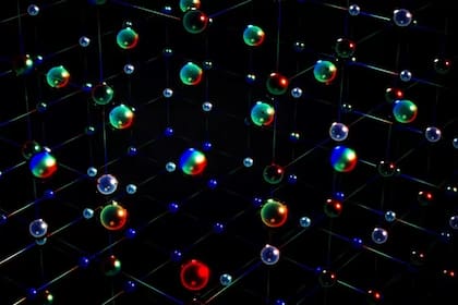 Una interpretación artística de las complejas correlaciones magnéticas observadas por los científicos en su experimento pionero. Los diferentes colores representan los seis posibles estados internos de los átomos de iterbio
