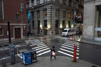 Una intersección tranquila en el Bajo Manhattan el 18 de marzo de 2021