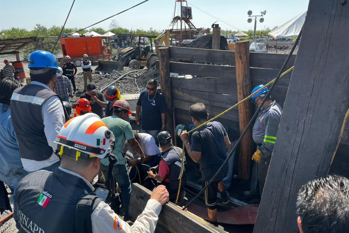 Una inundación en una mina, ubicada en Las Conchas, Coahuila, dejó atrapados a al menos diez mineros desde el miércoles