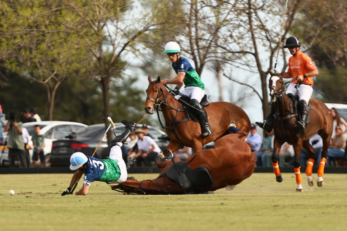 Una inusual caída de Adolfo Cambiaso, tras un encontronazo con David Stirling, que fue sancionado; La Natividad-La Dolfina desbordó a Las Monjitas en la primera semifinal del Abierto de Hurlingham de polo.