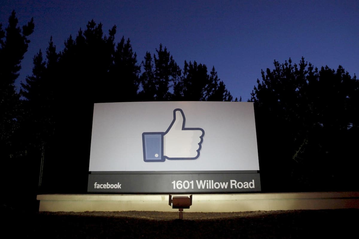 Una investigación del New York Times y The Observer de Londres reveló cómo la firma Cambridge Analytica usó los perfiles de 50 millones de usuarios de Facebook para mostrarles propaganda específica e influir en su voto para las elecciones que dieron la victoria a Donald Trump