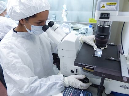 Una investigadora trabaja con equipamiento de alta complejidad en los laboratorios del Malbrán, que incorporó herramientas de genómica, bioinformática e inteligencia artificial para el diagnóstico y la vigilancia sanitaria