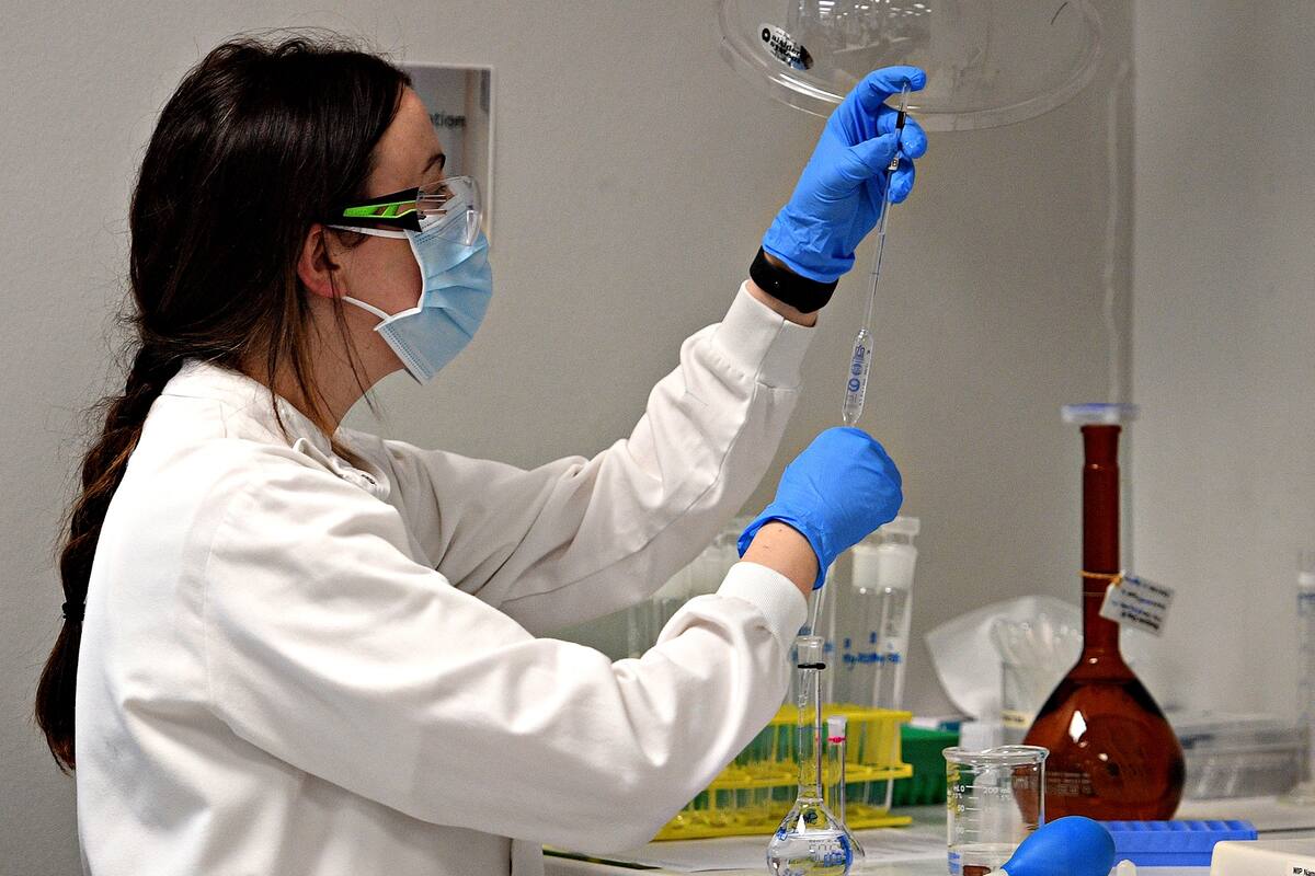 Una investigadora trabaja en las oficinas centrales de AstraZeneca