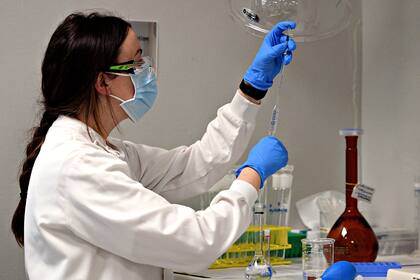 Una investigadora trabaja en las oficinas centrales de AstraZeneca