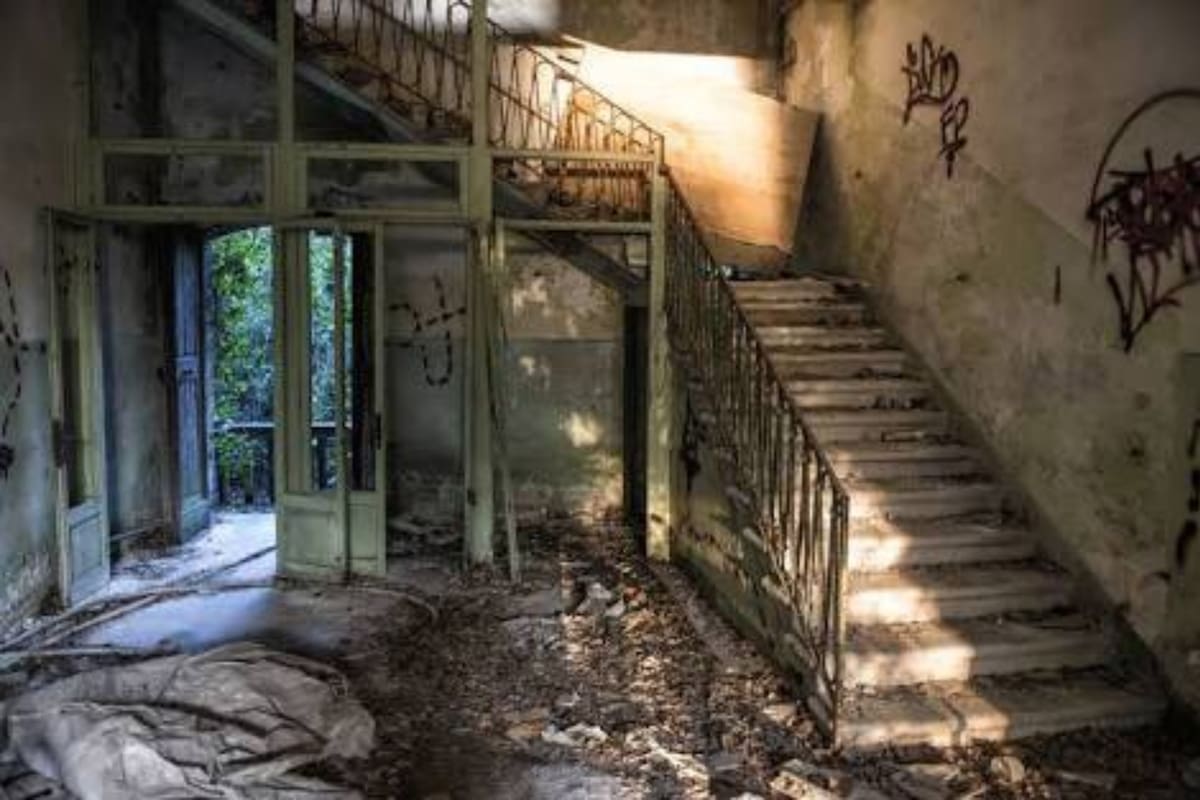 Una isla italiana que fue usada para quemar los cuerpos de las víctimas de la peste negra, ahora fue visitada por dos exploradores, que mostraron las impresionantes imágenes de un lugar completamente abandonado