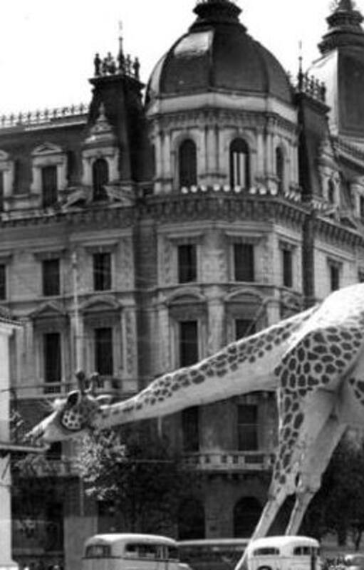 Una jirafa gigante durante el Carnaval de 1941