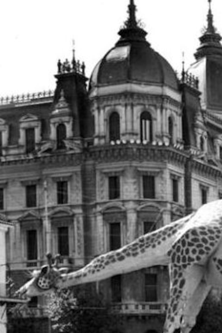 Una jirafa gigante durante el Carnaval de 1941