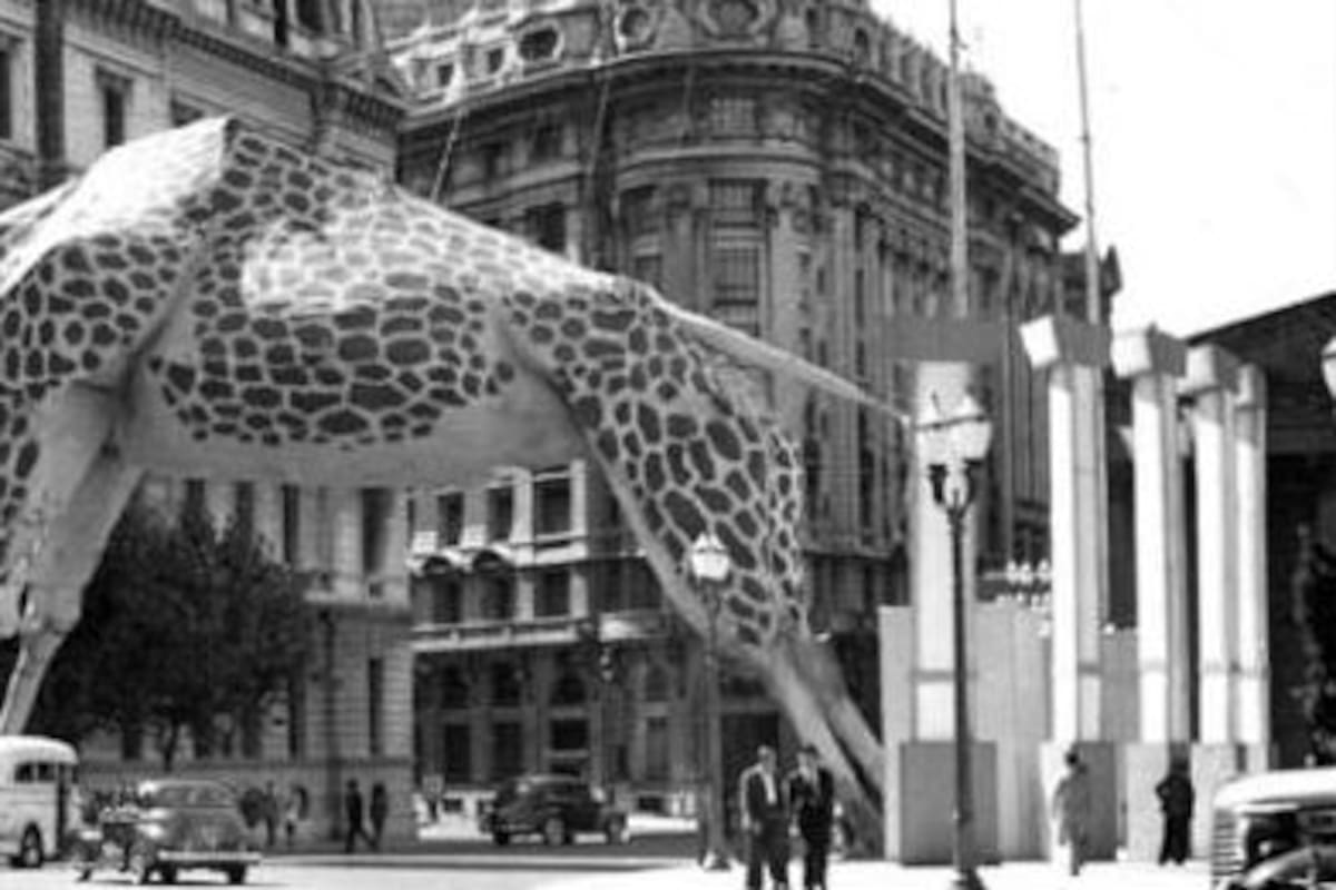 Una jirafa gigante durante el Carnaval de 1941