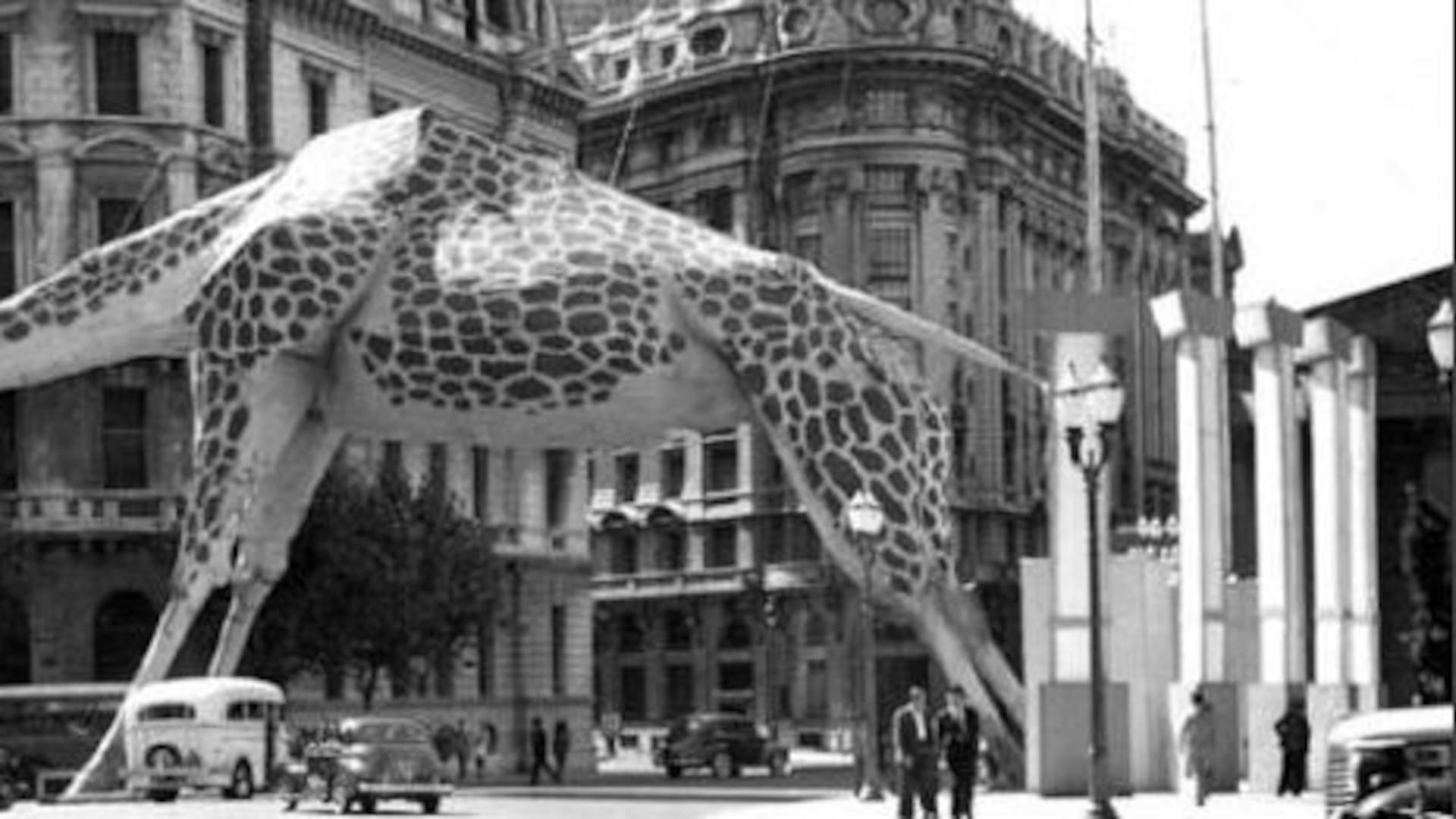 Una jirafa gigante durante el Carnaval de 1941
