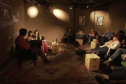 Una jornada cultural de nueve horas para festejar el primer aniversario de un bar de vinos en San Telmo