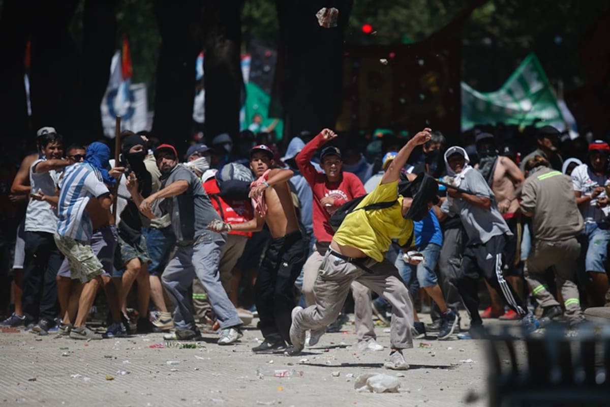 Una jornada de tensión se vivió en la ciudad en las inmediaciones del Congreso mientras se buscaba aprobar la ley de Reforma Previsional