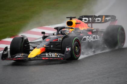 Una jornada muy complicada para los 20 autos de Fórmula 1 en Suzuka, pero Verstappen selló allí su título de campeón