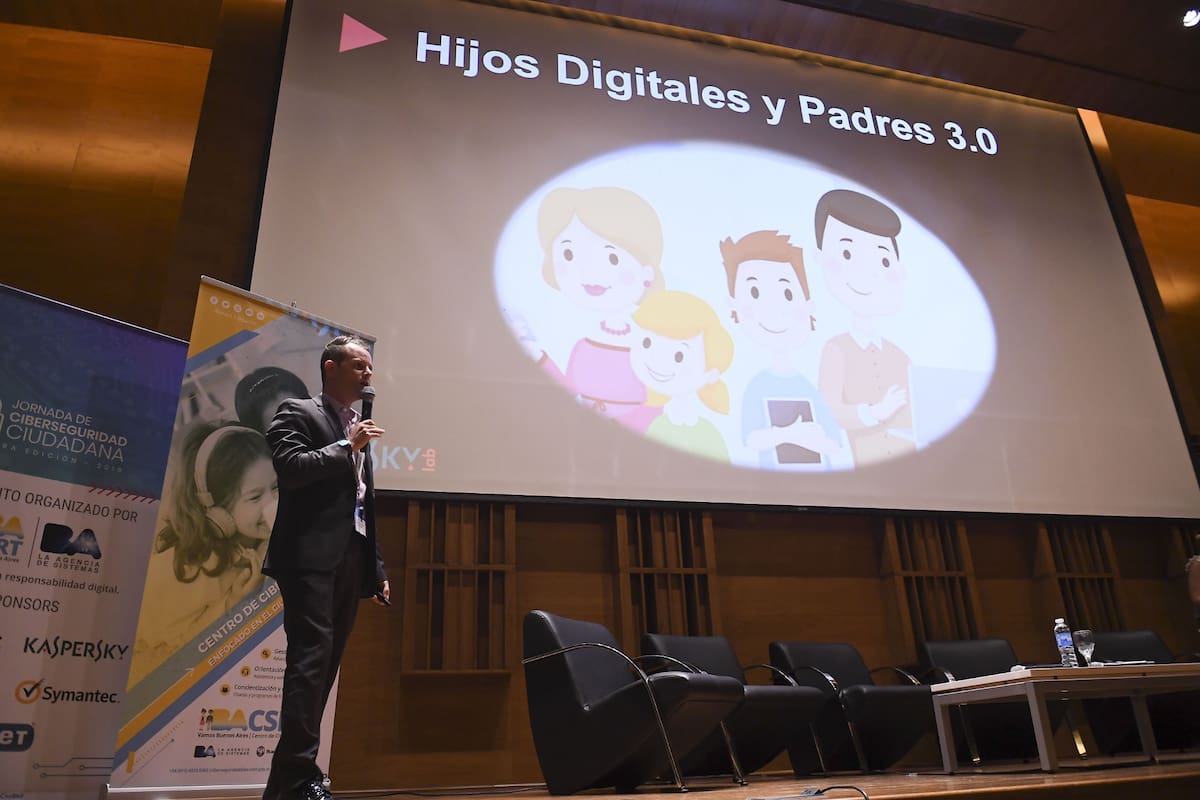 Una jornada organizada por un centro especializado de la Ciudad convocó a más de 500 personas; el foco estuvo puesto en el bullying, el grooming y el sexting, entre otras amenazas en las redes sociales